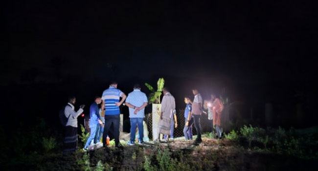 মাঠ থেকে পুঁতে রাখা রোহিঙ্গা নারীর লাশ উদ্ধার