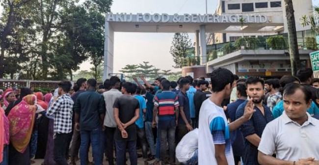 ধামরাইয়ে আকিজ ফুড শ্রমিকদের বিক্ষোভ