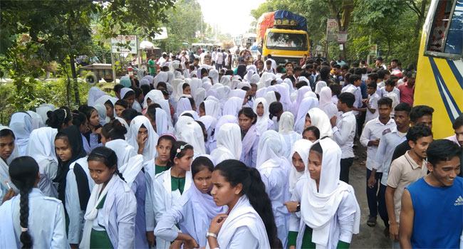 প্রধান শিক্ষককে অপসারণের দাবিতে শিক্ষার্থীদের ৪ ঘণ্টা অবরোধ