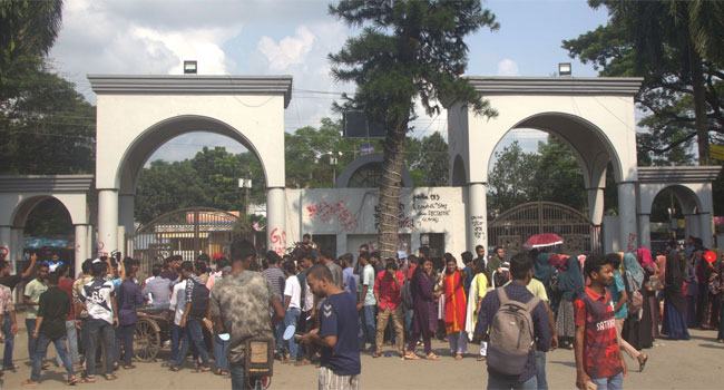 ইবি শিক্ষকের চাকরিচ্যুতির দাবিতে ফটক অবরোধ