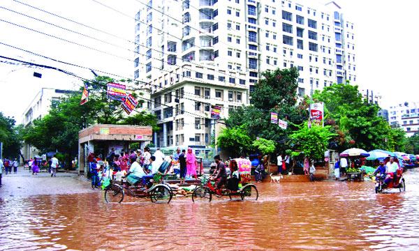 মুগদা হাসপাতালের সামনে পুকুরসম পানি