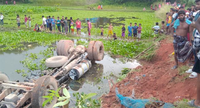 সাটু‌রিয়ায় ট্রাক খাদে পড়ে শ্রমিক নিহত