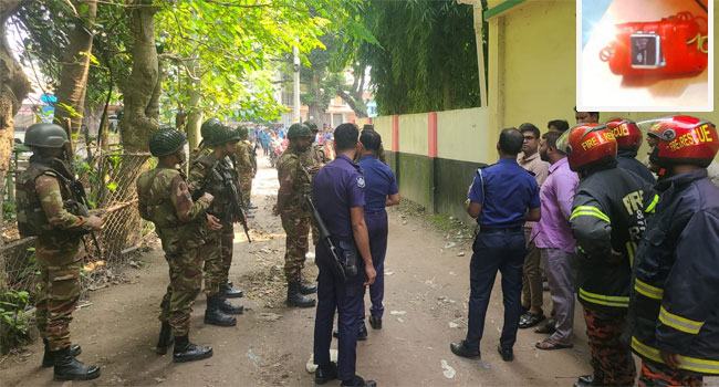 দিনে দুপুরে মাথায় পিস্তল ঠেকিয়ে চাঁদাবাজির চেষ্টা, বোমা উদ্ধার
