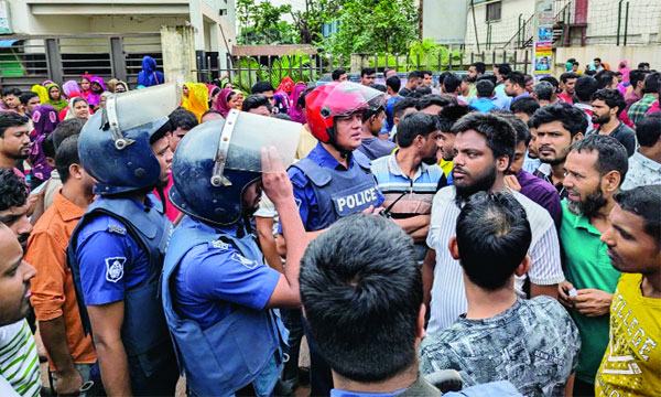 গাজীপুরে তিন কারখানায় শ্রমিক বিক্ষোভ