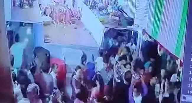 তাঁতীবাজারে পূজামণ্ডপে বোতল নিক্ষেপ-ছুরিকাঘাত