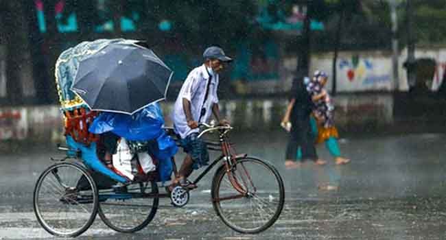 রাজধানীতে সকাল থেকেই মুষলধারে বৃষ্টি