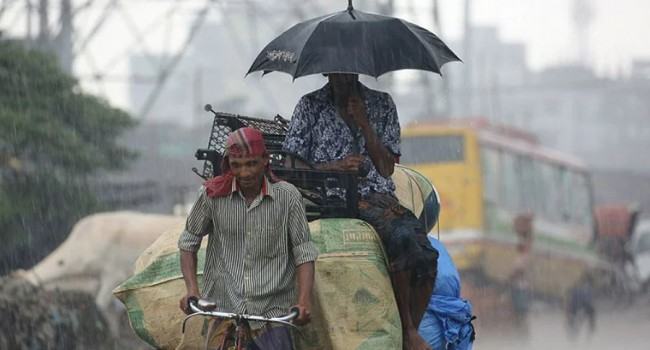 ভারী বৃষ্টিতে ভোগান্তিতে ঢাকাবাসী