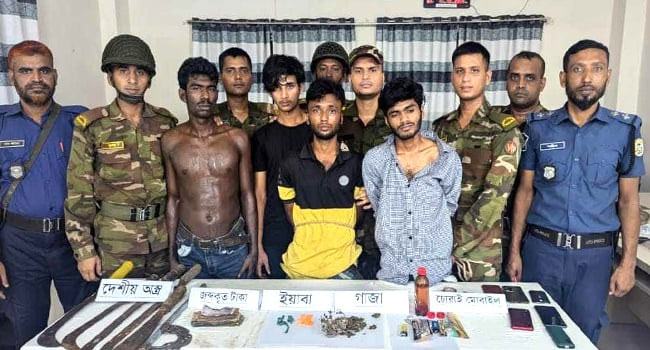 মঠবাড়িয়ায় দেশীয় অস্ত্র ও মাদকসহ গ্রেফতার ৪