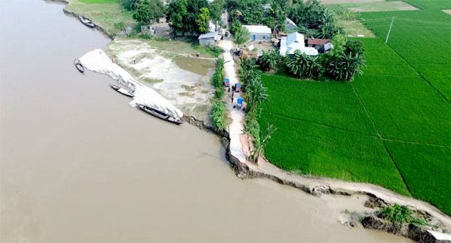খোলা আকাশের নিচে শত শত পরিবার