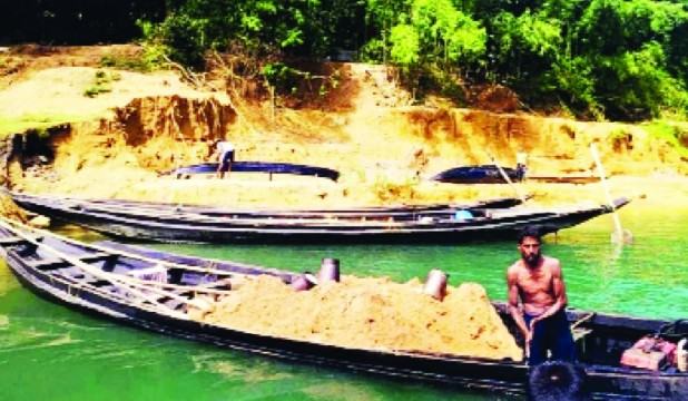 জৈন্তাপুর সীমান্ত ও নদীগুলো থেকে বন্ধ হচ্ছে না চাঁদা উত্তোলন