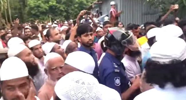 ভূরুঙ্গামারীতে মহানবীকে নিয়ে কটূক্তিকারীর বাড়ি ঘেরাও