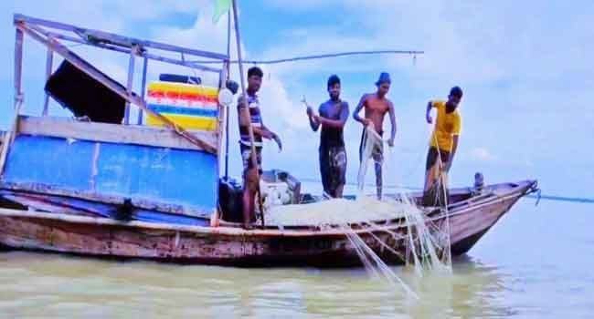দেশের পানিসীমায় ভারতীয় ট্রলার, নজরদারি না থাকায় জেলেদের ক্ষোভ