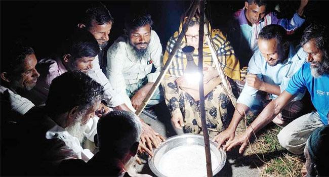 মির্জাগঞ্জে আমন ক্ষেতে আলোক ফাঁদ ব্যবহার