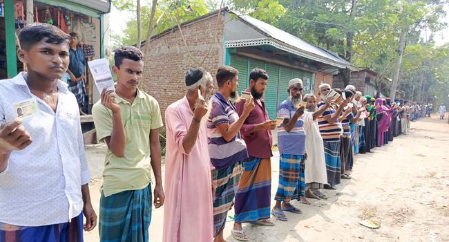 ভোলায় চাউল না পেয়ে জেলেদের মানববন্ধন