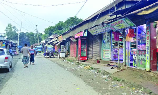 আশুলিয়ায় সড়ক দখল করে আ’লীগ নেতাকর্মীদের মার্কেট