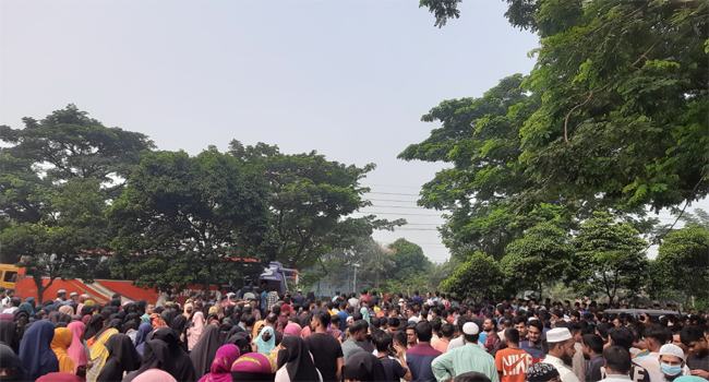 ঢাকা-চট্টগ্রাম মহাসড়ক অবরোধ করে শ্রমিকদের বিক্ষোভ