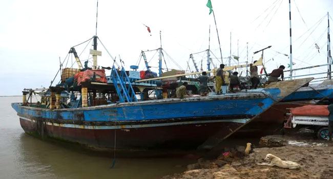 অবৈধ অনুপ্রবেশ করে ইলিশ শিকার, ২ ভারতীয় ট্রলারসহ ৩১ জেলে আটক