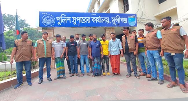 মুন্সীগঞ্জে অস্ত্রসহ ডাকাত দলের ৮ সদস্য গ্রেফতার