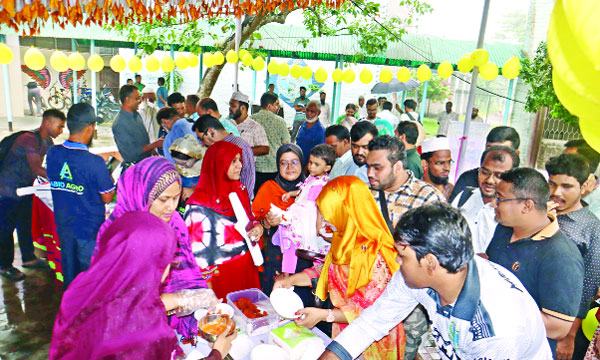 বাকৃবিতে পাঙ্গাস ও তেলাপিয়া দিয়ে তৈরি খাদ্যপণ্যের প্রদর্শনী