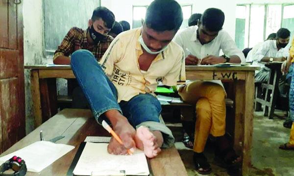 পা দিয়ে লিখে জিপিএ ৫ পেলেন মানিক