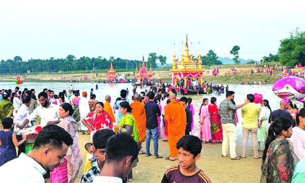 রামুতে কল্পজাহাজ ভাসানো উৎসবে মেতেছেন বৌদ্ধরা
