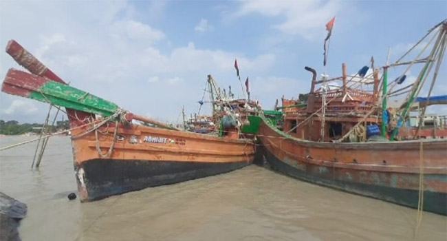 বঙ্গোপসাগরে ৩ ফিশিং ট্রলারসহ ৪৮ ভারতীয় জেলে আটক