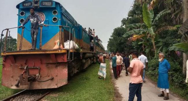গফরগাঁওয়ে ইঞ্জিন বিকল, প্রায় ৩ ঘণ্টা ট্রেন চলাচল বন্ধ