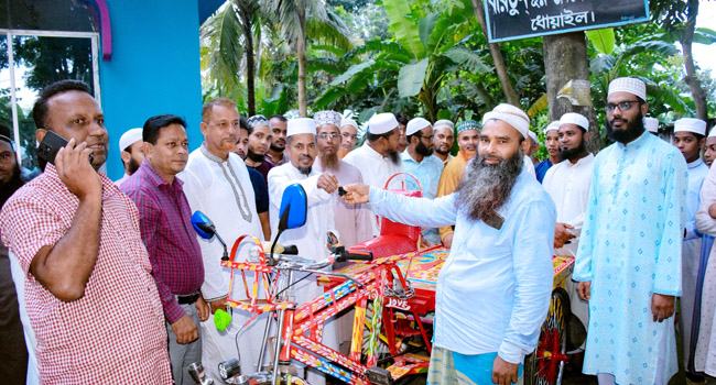ভ্যান হারিয়ে দিশেহারা বক্কারের মুখে হাসি ফোটাল জামায়াত