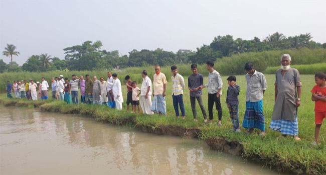 মতলবে মেঘনার ভাঙন রোধে এলাকাবাসীর মানববন্ধন