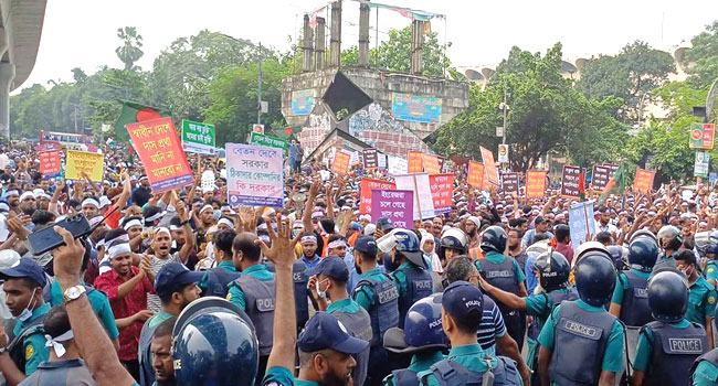 আউটসোর্সিং কর্মীদের শাহবাগ অবরোধ, যান চলাচল বন্ধ