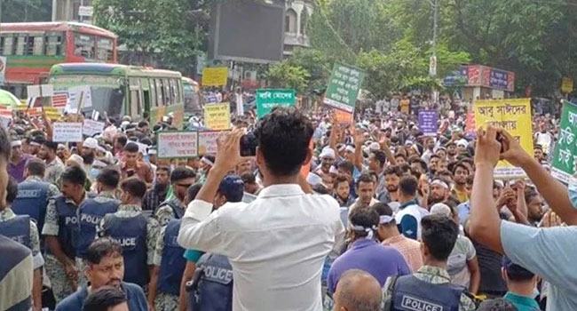 ২ ঘণ্টায়ও শাহবাগ ছাড়েনি আউটসোর্সিং কর্মচারীরা