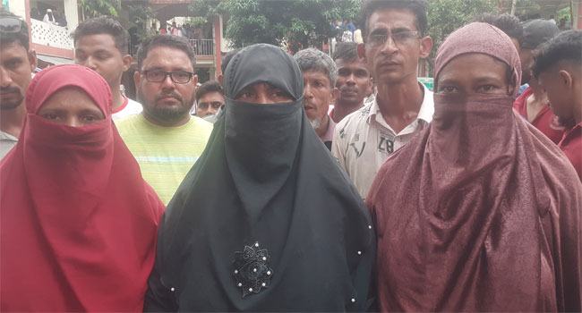 লালমোহনে জেলেদের পুনর্বাসনের চাল ছিনিয়ে নেয়ার অভিযোগ