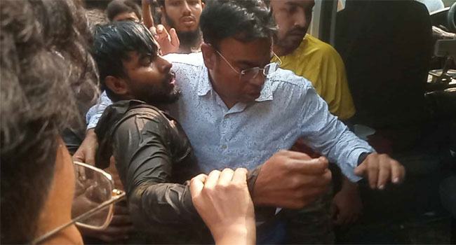 ক্যাম্পাসে এসে তোপের মুখে ইবি ছাত্রলীগ নেতা