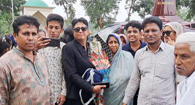 মা-বাবার স্বপ্ন পূরণে প্রবাসী ছেলে বাড়ি ফিরলেন হেলিকপ্টারে