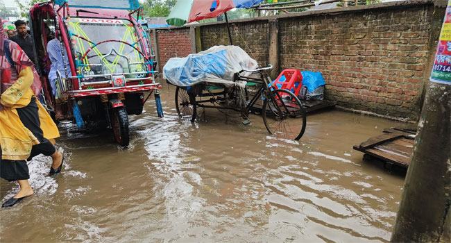 উপকূলে কার্তিকের বৃষ্টি, পৌর শহরে দুর্ভোগ