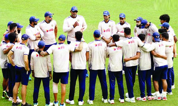 সাকিব নয় মাঠে মনোযোগ সিমন্সের