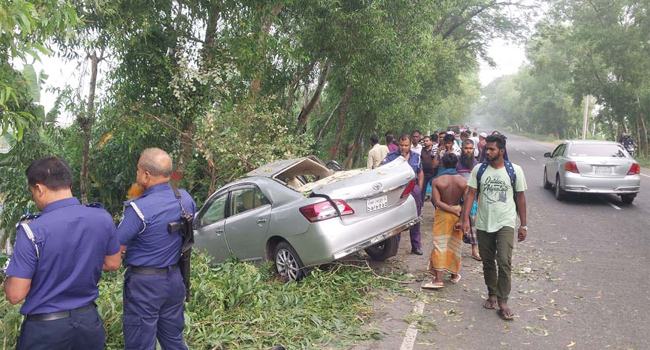 গোপালগঞ্জে ভ্যান-প্রাইভেটকার সংঘর্ষে নিহত ১