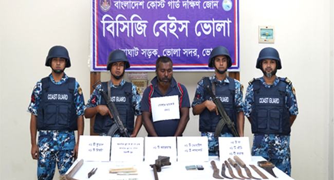 ভোলায় দেশীয় অস্ত্রসহ আটক ১