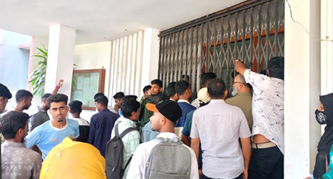 ফেল থেকে পাসের দাবিতে কুমিল্লা শিক্ষাবোর্ডে তালা এইচএসসি শিক্ষার্থীদের
