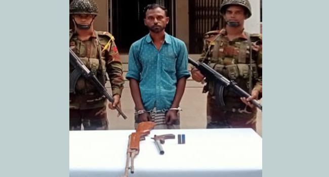 রাজবাড়ীতে অস্ত্রসহ ব্যবসায়ী গ্রেফতার