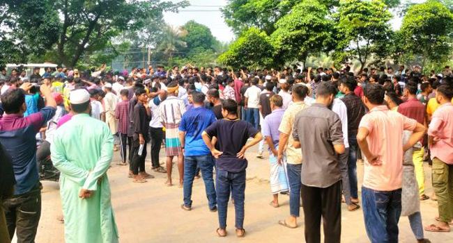মুন্সীগঞ্জে ব্যাংক থেকে টাকা উত্তোলন করতে না পেরে মহাসড়ক অবরোধ