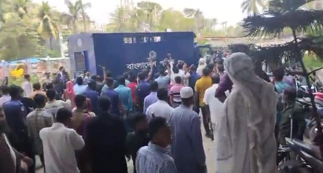 নোয়াখালীতে আদালত প্রাঙ্গণে আ’লীগ নেতাকর্মীদের স্লোগান