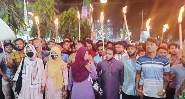 রাষ্ট্রপতির পদত্যাগ দাবিতে ফেনীতে মশাল মিছিল