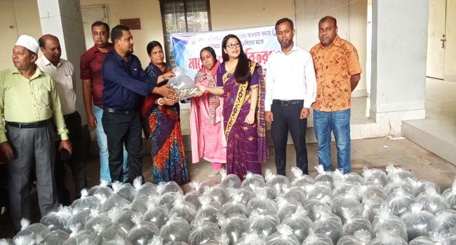 চট্টগ্রামে বন্যায় ক্ষতিগ্রস্ত চাষিরা পেল ৯৮৯০ কেজি মাছের পোনা