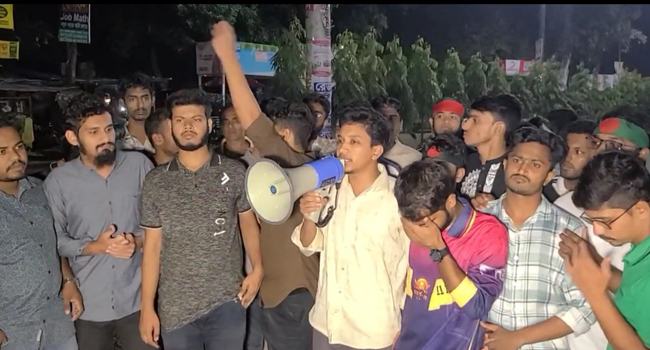 রাষ্ট্রপতিকে অপসারণের দাবিতে রোকেয়া বিশ্ববিদ্যালয়ে বিক্ষোভ