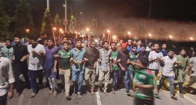 সিলেটে রাষ্ট্রপতির পদত্যাগ দাবিতে মশাল মিছিল