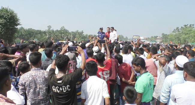 টাঙ্গাইলে আন্ডারপাসের দাবিতে ছাত্র-জনতার মানববন্ধন, মহাসড়ক অবরোধ