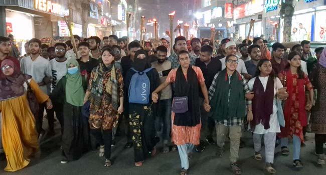 রাষ্ট্রপতির পদত্যাগ দাবিতে টাঙ্গাইলে মশাল মিছিল