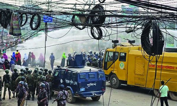 ৩২ ঘণ্টা পর জলকামানের মুখে মহাসড়ক ছেড়েছেন শ্রমিকরা