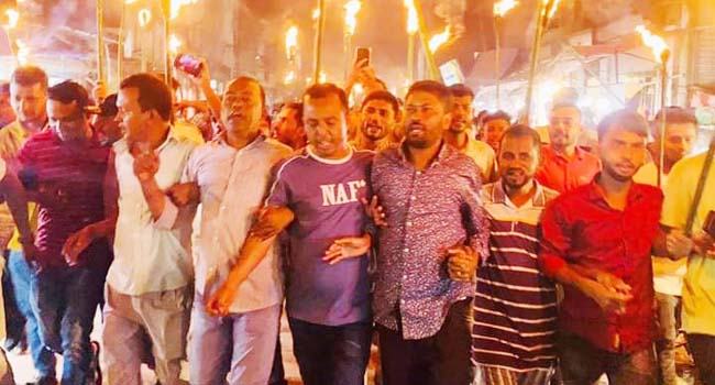 রাষ্ট্রপতির পদত্যাগের দাবিতে পাকুন্দিয়ায় মশাল মিছিল ও বিক্ষোভ